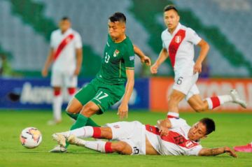 Roberto Fernández, de Bolivia, disputa la pelota con Jorge Marrugarra, de Perú.