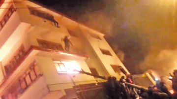 Dos jóvenes que ingresaron al edificio tuvieron que saltar desde el tercer piso porque el fuego les cerró el paso.