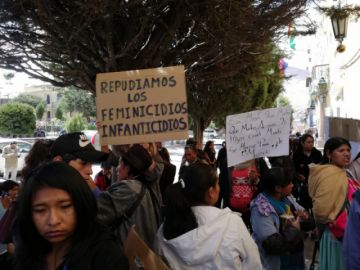 La gente se plantó en la puerta de la Policía