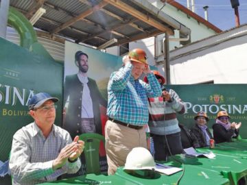 Fedecomin entregó un 'guardatojo' al gerente de CNP, Carlos Wille.