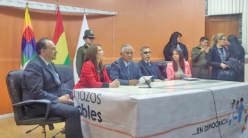 Funcionarios de Gobierno en conferencia de prensa.