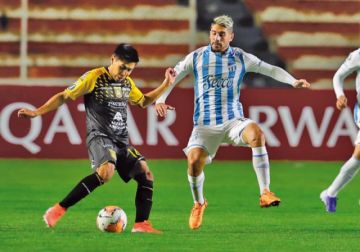 Diego Wayar, de The Strongest, controla el balón.