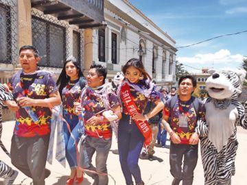 El alcalde salió en una comparsa por las calles.