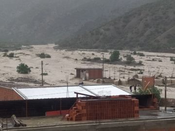 La gráfica muestra la magnitud del desborde del río.