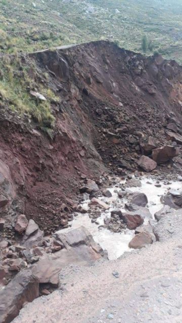Las fuertes lluvias causaron derrumbes en el acceso a Maragua. FOTO JULIO LOREDO