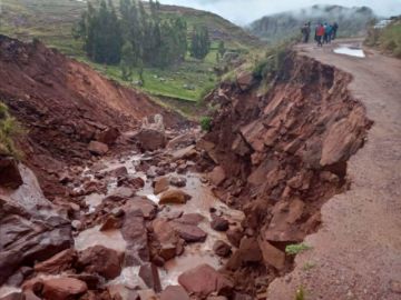 Las fuertes lluvias causaron derrumbes en el acceso a Maragua. FOTO JULIO LOREDO