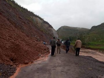 Las fuertes lluvias causaron derrumbes en el acceso a Maragua. FOTO JULIO LOREDO