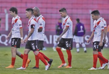 Los jugadores de la banda roja tras la derrota en la Copa Sudamericana.