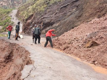 Las fuertes lluvias causaron derrumbes en el acceso a Maragua. FOTO JULIO LOREDO