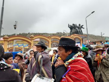 También se bailó con instrumentos nativos.