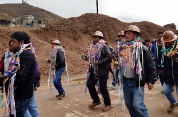 El ministro de minería, Carlos Huallpa (centro), bajó con su cooperativa.