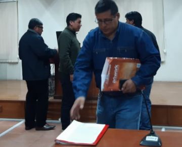 Viñola recoge sus papeles.