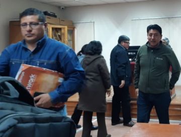 El denunciante, Viñola, y el denunciado, Pumari (atrás).
