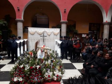 Sus restos son velados antes de partir al Cementerio.