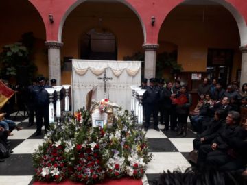 Sus restos son velados antes de partir al Cementerio.