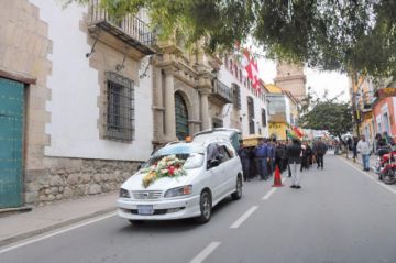 La ceremonia terminó cerca del mediodía.