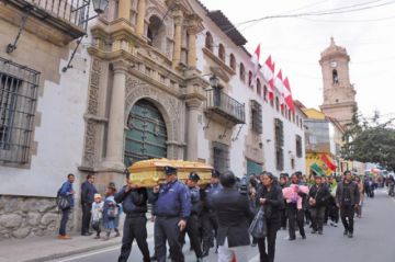 La guardia municipal llevó el féretro en su recorrido hasta el camposanto.