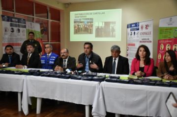 Funcionarios de Gobierno y repersentantes de instituciones sanitarias, en conferencia de prensa.
