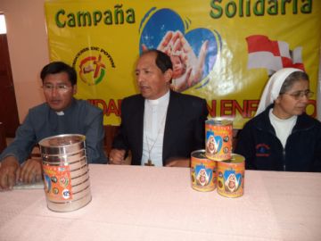Ricardo Centellas (centro) en la campaña solidaria navideña de 2014.