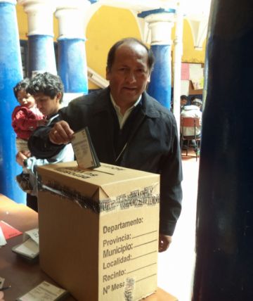El obispo potosino votando en el referendo sobre autonomías.