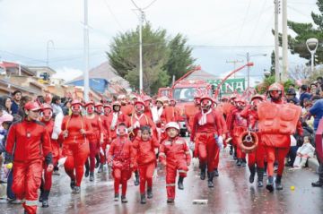 Se invita a personas de todas las edades a participar con alegría.