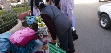 Las flores se arrojan en el piso como ofrenda a la Pachamama
