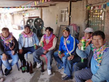 El festejo fuera de la mina por el "Jueves de Compadres".