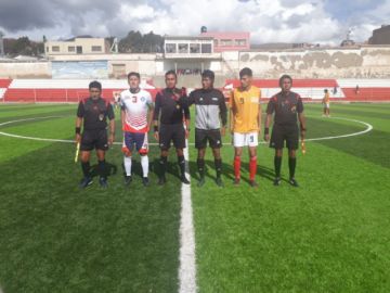 El partido se disputó en una tarde lluviosa.