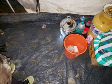 El agua entró a las carpas y algunas se cayeron.