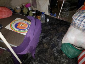 El agua entró a las carpas y algunas se cayeron.