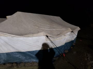 El agua entró a las carpas y algunas se cayeron.
