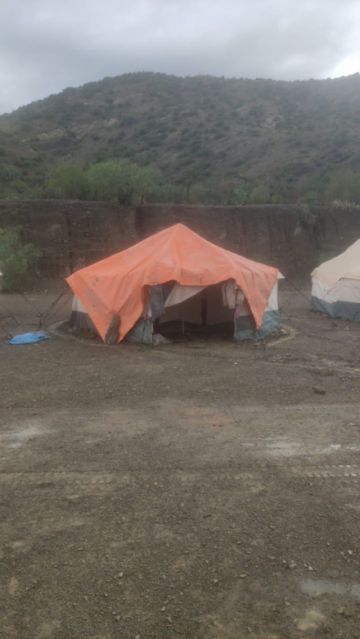 El agua entró a las carpas y algunas se cayeron.