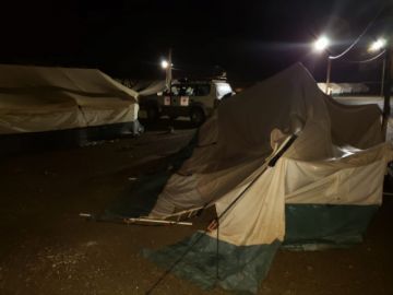El agua entró a las carpas y algunas se cayeron.