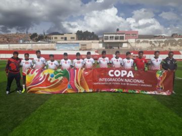 El partido se disputó en una tarde lluviosa.