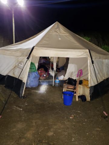 El agua entró a las carpas y algunas se cayeron.