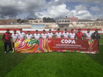 El partido se disputó en una tarde lluviosa.