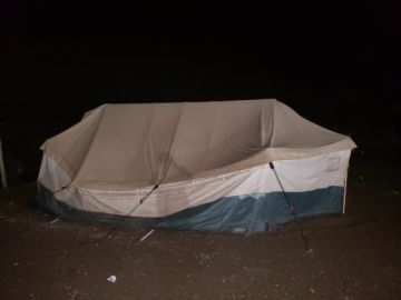 El agua entró a las carpas y algunas se cayeron.