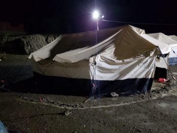 El agua entró a las carpas y algunas se cayeron.