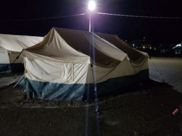 El agua entró a las carpas y algunas se cayeron.