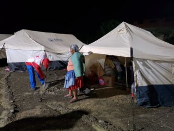 El agua entró a las carpas y algunas se cayeron.