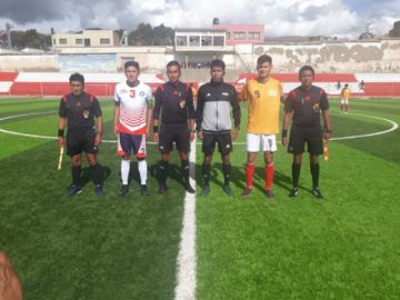 El partido se disputó en una tarde lluviosa.