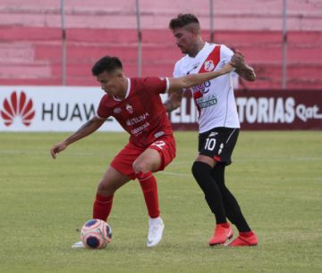 Diego Hoyos y Nicolás Royón se enfrentan por el balón.