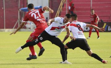 Alejandro Quintana (i) elude la marca de Juan Rioja y Miguel Quiroga.  