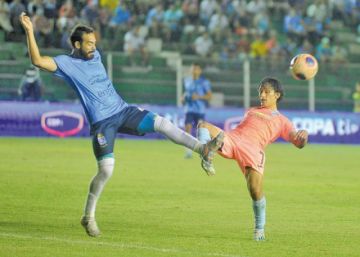 Erwin Sánchez (i) disputa el balón con un rival.