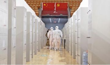 CHINA. El personal médico del hospital Wuhan Fangcang realiza controles en pacientes.