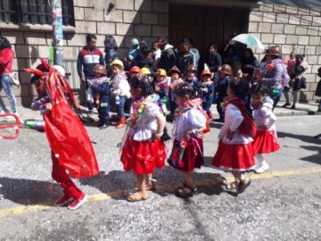 Los estudiantes de kínder derrochan alegría.
