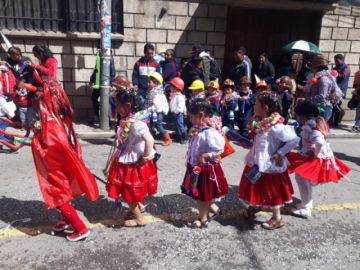 Los estudiantes de kínder derrochan alegría.