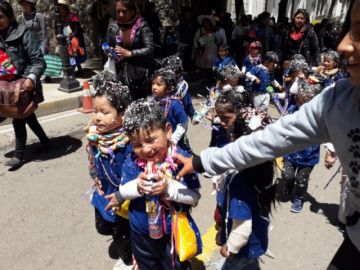 Los estudiantes de kínder derrochan alegría.