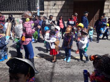 Los estudiantes de kínder derrochan alegría.