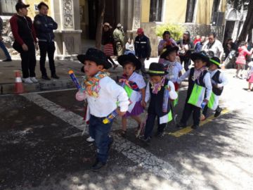 Los estudiantes de kínder derrochan alegría.